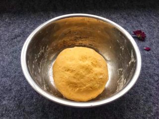 南瓜发糕,用手揉搓几分钟，揉成面团。