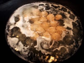 宴客菜：冬瓜什锦盏,烧一锅水，水开以后，用中小火，鸡肉馅做成丸子下锅。不用着急，一个一个做。
煮熟捞出备用