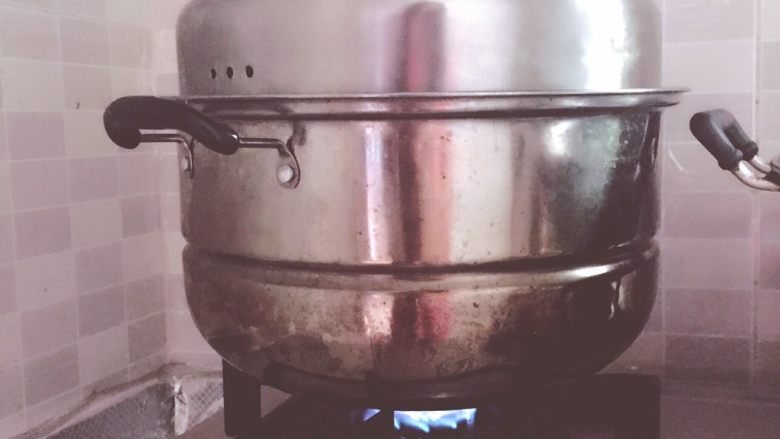 土豆蒸排骨,放进已煮开的蒸锅里，小火蒸20分钟。
