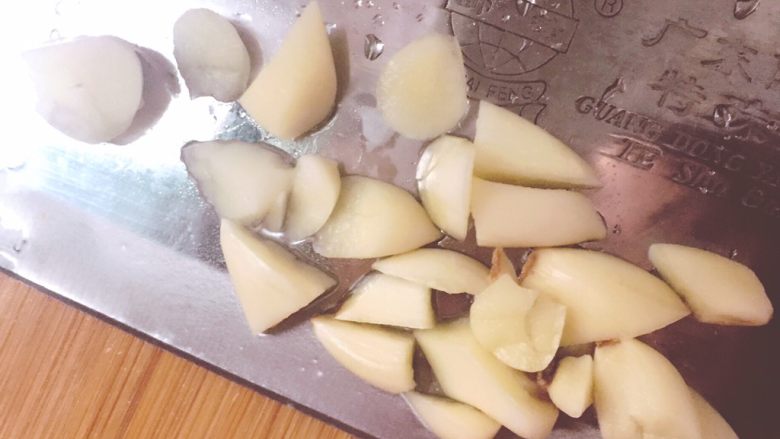 土豆蒸排骨,切好蒜末待用。