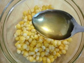仿真玉米馒头,熟玉米粒加适量蜂蜜拌匀