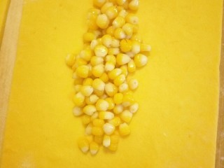 仿真玉米馒头,取其中一个中间放上玉米粒