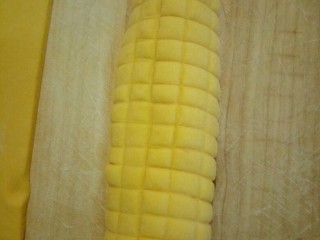 仿真玉米馒头,用刀压出横纹，竖纹，现在像玉米了吧😜剩余面片同样整形，二次醒发十几分钟