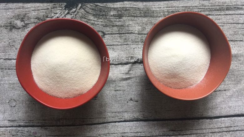 奶香桂花糕,60g吉利丁粉分成平均的两份（各30g）