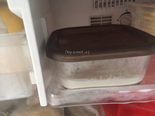 奶香桂花糕,盖上盖子，放至冰箱冷冻室冷冻约15-20分钟至凝固