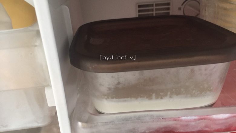 奶香桂花糕,盖上盖子，放至冰箱冷冻室冷冻约15-20分钟至凝固