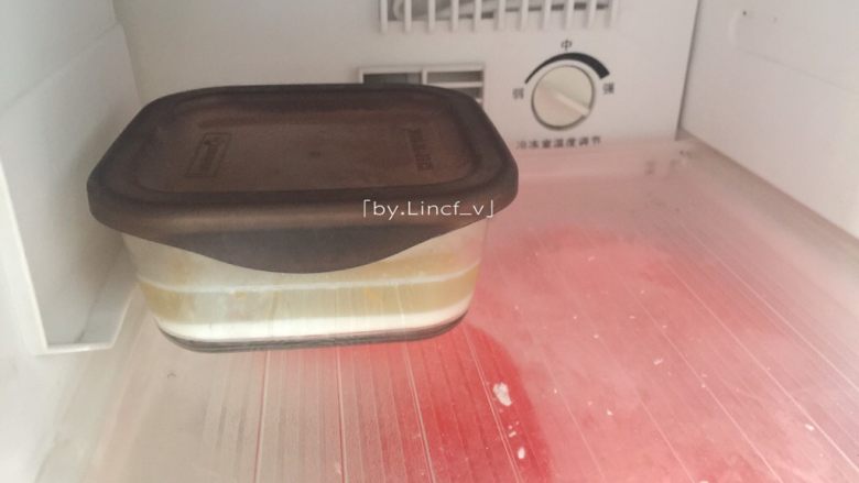 奶香桂花糕,继续放至冰箱冷冻室冷冻15-20分钟至凝固