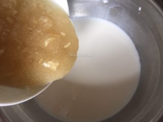 奶香桂花糕,将270g纯牛奶和白糖倒入奶锅中加热煮沸，然后加入其中一份搅拌均匀后的吉利丁粉，搅拌均匀