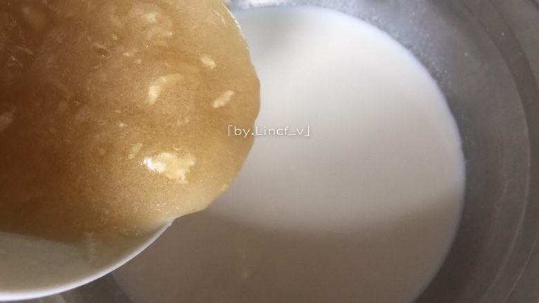 奶香桂花糕,将270g纯牛奶和白糖倒入奶锅中加热煮沸，然后加入其中一份搅拌均匀后的吉利丁粉，搅拌均匀