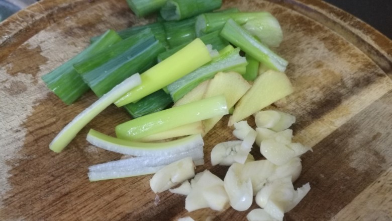 泰式鲜虾煲,葱姜蒜切段