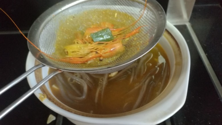 泰式鲜虾煲,将煮好的虾汤过滤后倒入砂锅