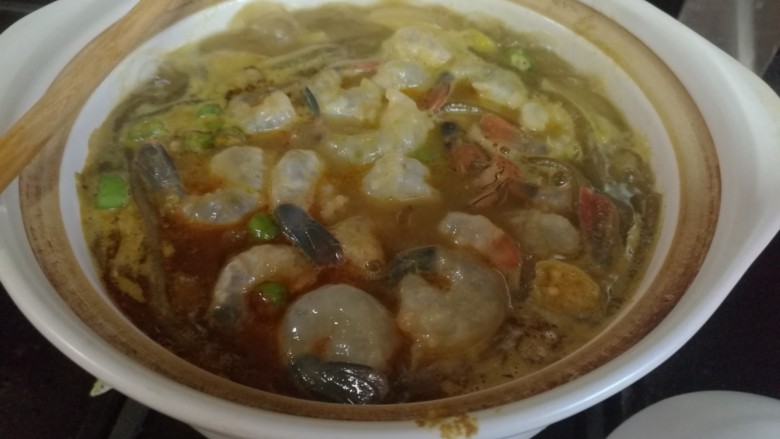 泰式鲜虾煲,腌制好的虾肉铺在表面，再闷煮5分钟。