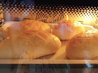 欧蕾面包,入预热好的烤箱中层180度烤18分钟，火力时间根据自己烤箱调节。