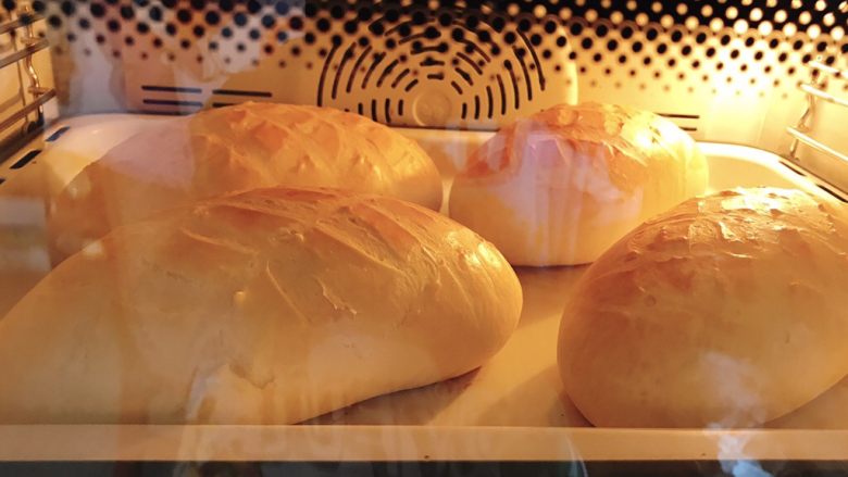 欧蕾面包,入预热好的烤箱中层180度烤18分钟，火力时间根据自己烤箱调节。