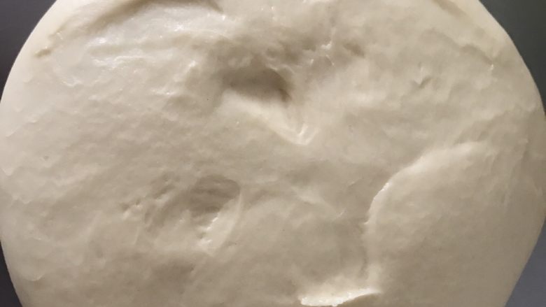 欧蕾面包,滚圆后在28度左右的室温进行基础发酵，发酵时盖保鲜膜。
发酵至大约两倍大，手指戳洞不回弹不塌陷。