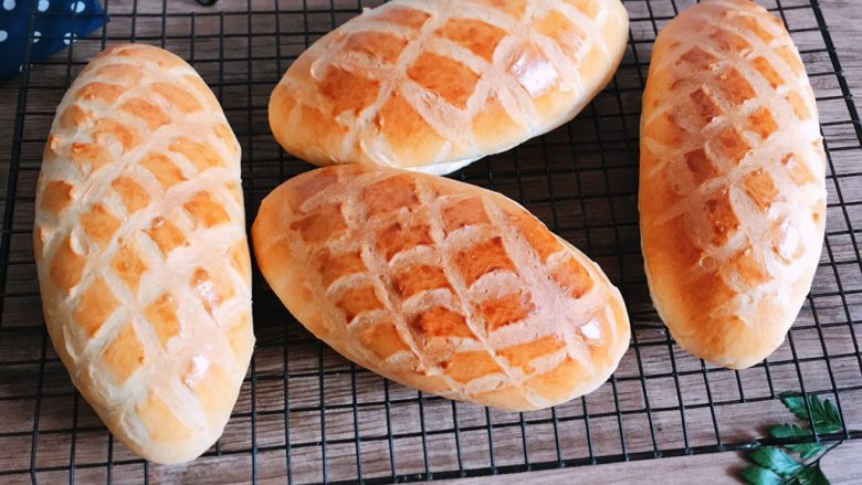 欧蕾面包,出炉放烤网晾凉。
