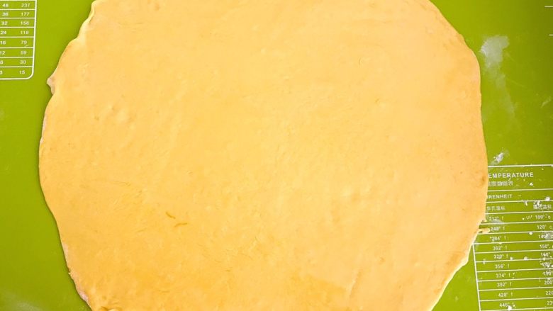 南瓜花卷,均匀的刷一层大豆色拉油