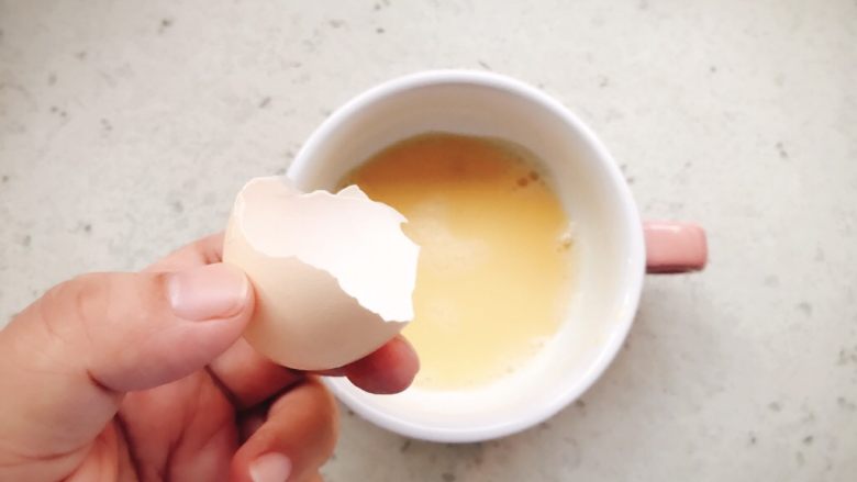 镜面超嫩水蒸蛋 宝宝辅食,留下半个蛋壳，洗干净备用