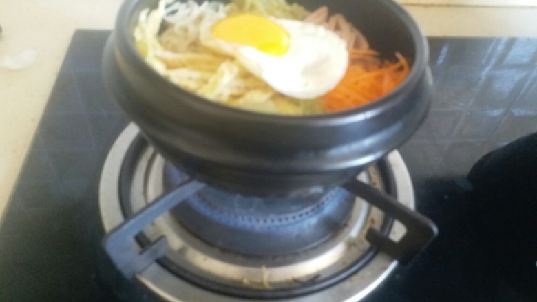 韩国石锅拌饭,放在火上加热，听到“嗞嗞”声后关火