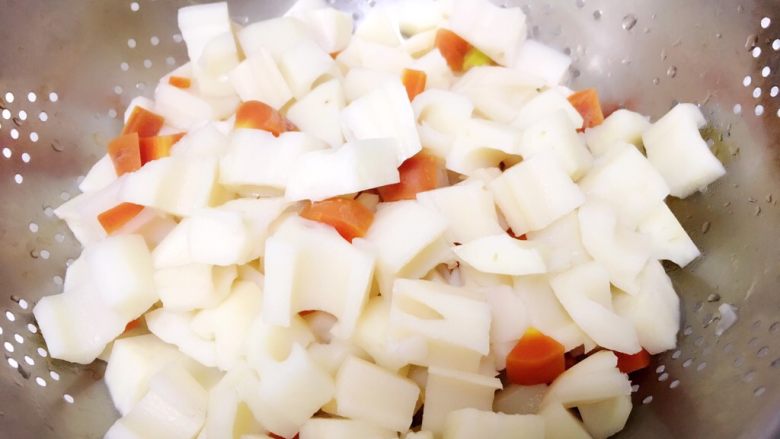酸辣藕丁,捞出藕丁和胡萝卜沥水备用。