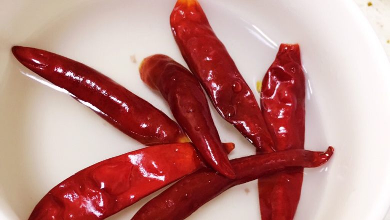酸辣藕丁,干辣椒用温水浸泡，可以防止炒的时候变色。
