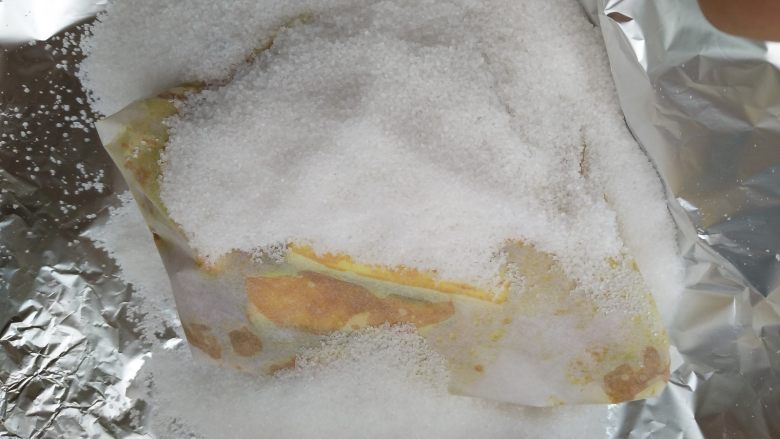 盐焗鸡腿（面包机版）,上面倒上剩余的粗盐，抱起来锡纸