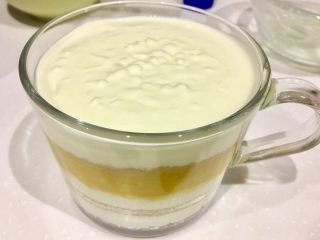 芒果木糠杯,同理方法，奶油盖上