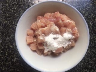 玉米豌豆肉丁,加入淀粉腌制10分钟