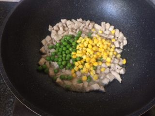 玉米豌豆肉丁,加入玉米粒