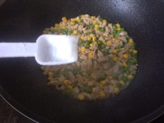 玉米豌豆肉丁,加入适量盐调味即可