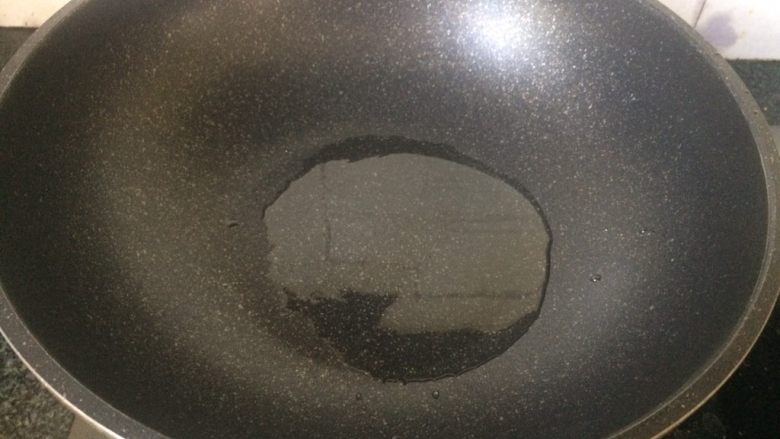 玉米豌豆肉丁,锅中热油