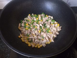 玉米豌豆肉丁,翻炒均匀