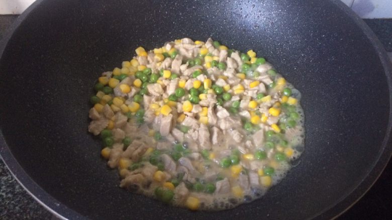 玉米豌豆肉丁,加入适量水烧开