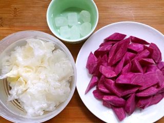 紫薯银耳汤, 冰糖准备好