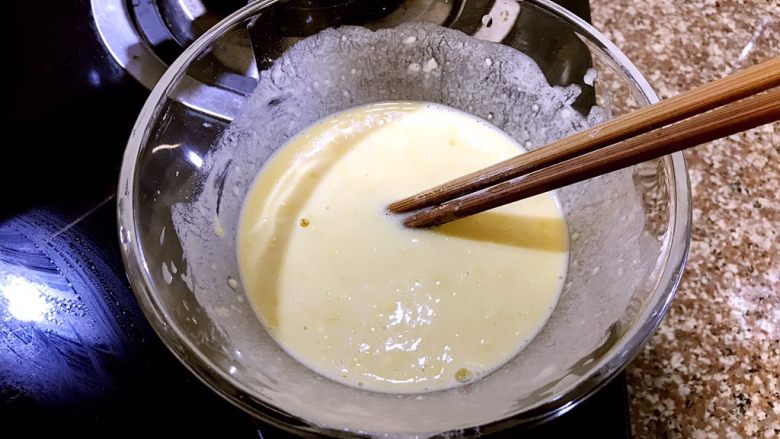 自创风味蛋饼,一点点的分次加入凉白开水，加入一次，搅拌一次，最后搅拌成图片这样的糊状