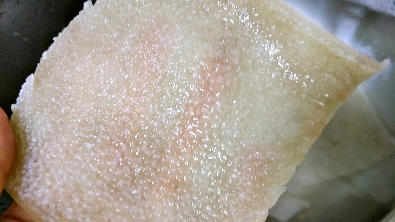 水晶猪皮冻,这是第一遍的样子，还有少许油脂没有去干净~