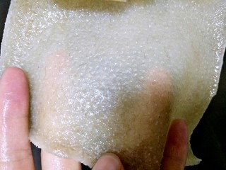 水晶猪皮冻,重复再刮一遍，这次毛孔全部干净了，看不到油脂了~