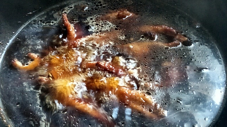 虎皮鸡爪,将鸡爪放入卤水中煮10分钟关火闷30-60分钟~（因为鸡爪不能煮很长时间，10分钟又煮不出卤味，所以最好提前准备卤水~有的地方直接用冰水浸泡，我家那边是用卤水煮泡的）