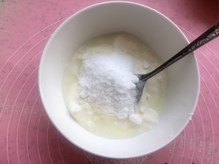 火龙果酸奶雪糕,自制酸奶加入细砂糖，多少根据自己的口味来，搅拌均匀，要糖完全融化。