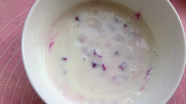 火龙果酸奶雪糕,略微搅拌一下，不要搅拌太很，就像要有浓有淡的感觉。