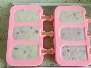 火龙果酸奶雪糕,倒入模具，冷冻四五个小时就可以了。