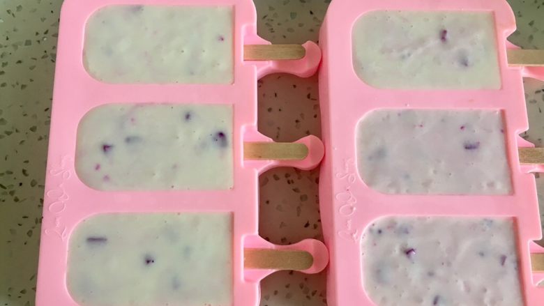 火龙果酸奶雪糕,倒入模具，冷冻四五个小时就可以了。