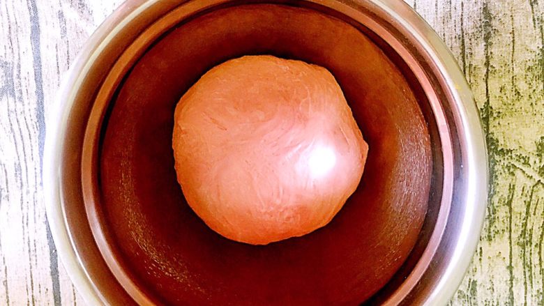 紫薯奶酥粒豆沙吐司,和好的面团表面光滑有光泽，可以拉出膜。