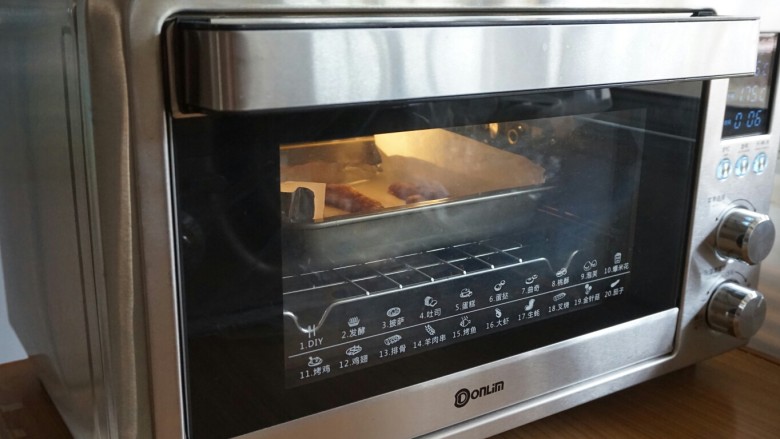 香肠鸡蛋三明治,放入已经预热好175度的烤箱，倒数第二层，烘烤15分钟左右。