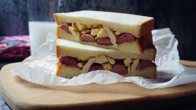 香肠鸡蛋三明治,对半切开即可。