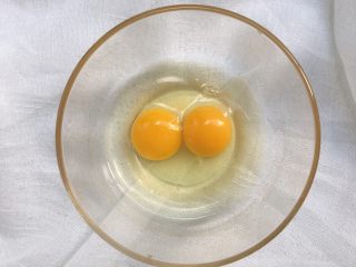 虾仁鸡蛋卷,打2个鸡蛋