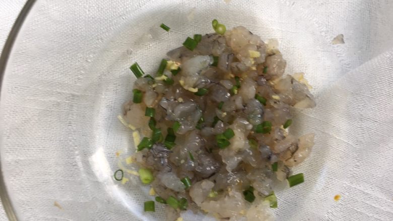 虾仁鸡蛋卷,用筷子搅拌均匀，完成调味
