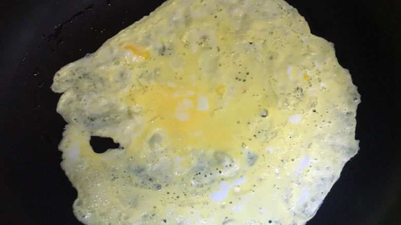 虾仁鸡蛋卷,平底锅加一点点油，倒入一半鸡蛋液，转动平底锅摊平，这里最好用不粘锅，省油又好做