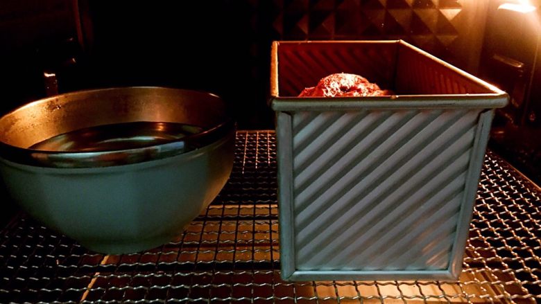 紫薯奶酥粒豆沙吐司,吐司盒入烤箱低温二次发酵，记得在烤箱里放一碗热水。
