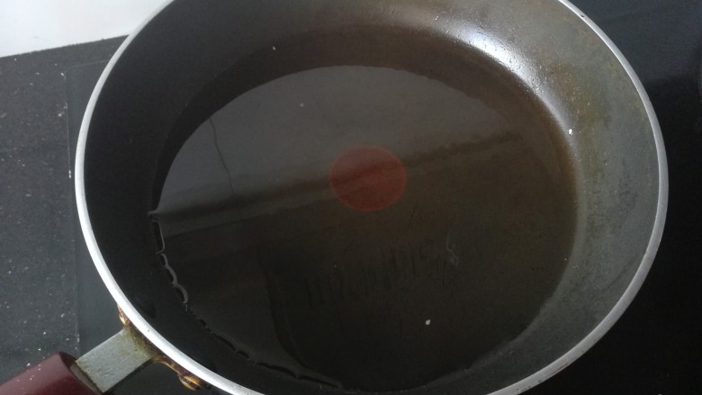 茄汁排骨,油锅下适量油烧热。